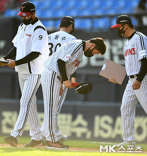 19일 오후 서울 잠실구장에서 "2021 프로야구 KBO 리그" NC 다이노스와 LG 트윈스의 경기가 열렸다. 이날 경기에서 LG는 연장 10회 홍창기의 끝내기 안타로 짜릿한 역전승을 거뒀다. LG 류지현 감독이 경기를 마치고 관중석을 향해 인사하고 있다. 사진(서울 잠실)=천정환 기자