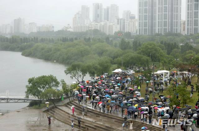 [서울=뉴시스]김병문 기자 = 16일 오후 서울 서초구 반포한강공원 수상택시 승강장 인근에서 열린 '실종 대학생 A군을 위한 평화집회'에서 참가자들이 진상규명을 촉구하고 있다. 2021.05.16. dadazon@newsis.com