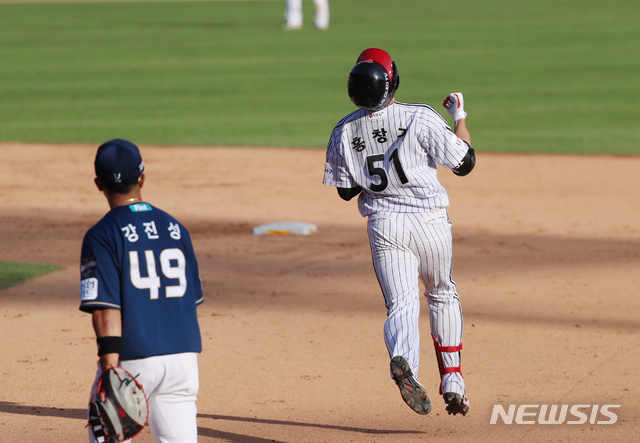 [서울=뉴시스]고승민 기자 = 19일 서울 잠실야구장에서 열린 2021 KBO 리그 NC 다이노스 대 LG 트윈스 경기, 연장 10회말 LG 공격 2사 만루 상황 1번타자 홍창기가 끝내기 안타를 친 후 기뻐하고 있다. 2021.05.19. kkssmm99@newsis.com