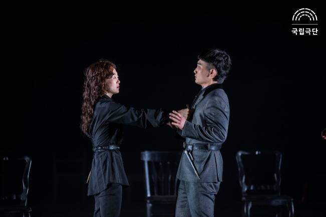 배우 이봉련에게 백상 여우주연상을 안겨준 국립극다 연극&nbsp;‘햄릿’의 한 장면. 국립극단 제공