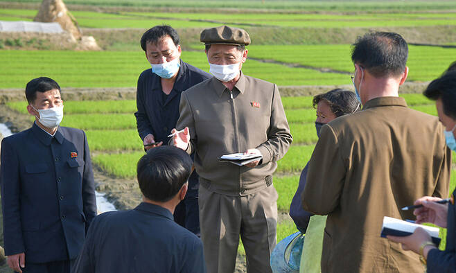 북한 김덕훈 내각총리가 평안남도 순천시멘트연합기업소와 탄소하나화학공업 건설장, 평리협동농장 등을 방문했다고 조선중앙통신이 19일 보도했다. 연합뉴스