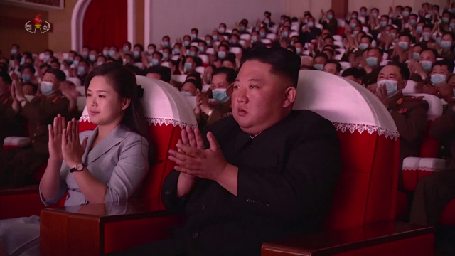 김정은 북한 국무위원장은 부인 리설주 여사와 함께 지난 5일 군인가족 예술소조 공연을 관람하고 있다./연합뉴스