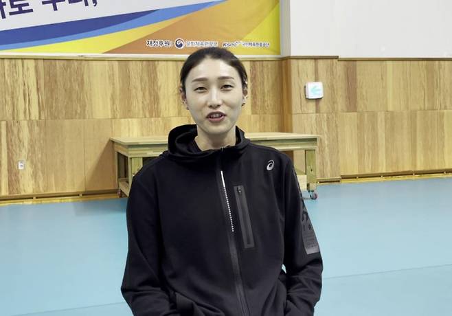 여자배구 대표팀 주장 김연경이 19일 대한민국배구협회를 통해 진행된 인터뷰에서 2021 발리볼네이션스리그(VNL) 준비 과정을 설명하고 있다.  대한민국배구협회 제공