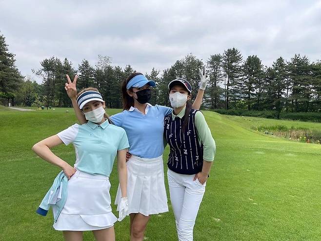 Group Girls Generation Sooyoung, Hyoyeon and Kwon Yuri found Golf chapter.Hyoyeon posted a photo on his instagram on the 19th with an article entitled Sisters and Golf Rounding; if you hit better than me, Sister.In the public photos, Hyoyeon, Sooyoung, and Kwon Yuri took pictures of their affectionate photos at Golf.Especially, the three people dressed in three colors of Golf wear are attracting attention.Meanwhile, Girls Generation debuted in 2007 and has been in the team for 14 years.Photo: Hyoyeon Instagram