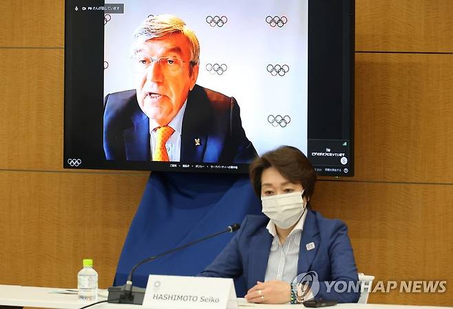 바흐 IOC 위원장(스크린 속)과 하시모토 세이코 도쿄올림픽 조직위원장. [로이터=연합뉴스]