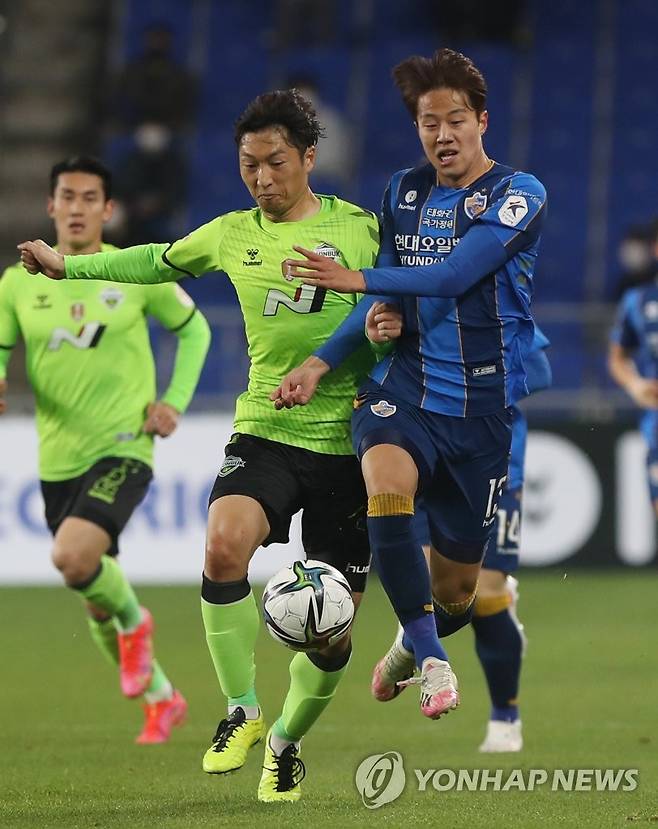 치열한 볼 경합 (울산=연합뉴스) 김용태 기자 = 21일 울산 문수축구경기장에서 열린 프로축구 하나원큐 K리그1 2021 울산 현대와 전북 현대의 경기에서 전북 최영준과 울산 김민준이 볼 경합을 벌이고 있다. 2021.4.21 yongtae@yna.co.kr