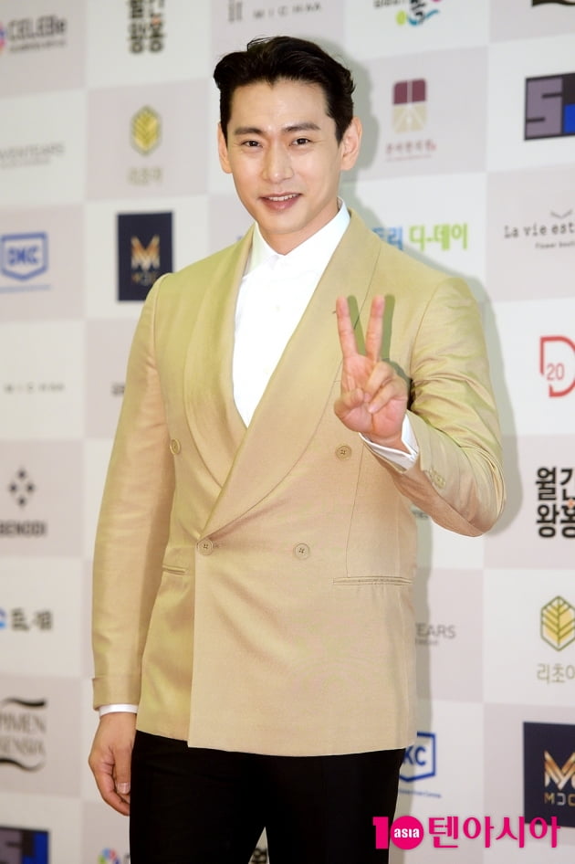 Actor Teo Yooo attended the Korea Arts and Culture Awards held at the Ramada Hotel Shinwon Garden in Gangnam-gu, Seoul on the afternoon of the 20th.a fairy tale that children and adults hear togetherstar behind photoℑat the same time as the latest issue