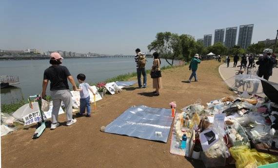 어제(19일) 서울 반포한강공원 택시 승강장 인근에 마련된 고(故) 손정민씨 추모공간에 시민들의 발길이 이어지고 있다. 고(故) 정민씨의 사망 경위에 대한 수사가 이어지는 가운데 경찰은 실종 당일 오전 '한 남성이 한강에 입수하는 것을 목격했다'는 제보를 받아 사실관계를 확인하고 있다. /사진=뉴스1