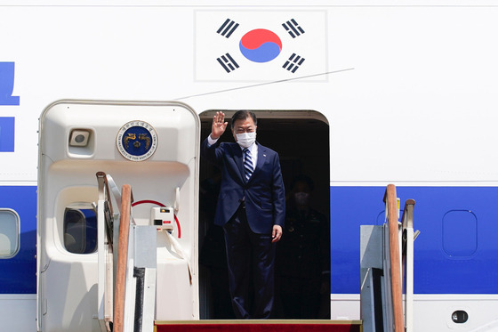 President Moon Jae-in waves his hand from the presidential jet at the Seoul Air Base in Seongnam, Gyeonggi, Wednesday, before departing Wednesday afternoon for a summit with U.S. President Joe Biden in Washington Friday. This marks Moon's first overseas trip in over a year since the Covid-19 pandemic. [NEWS1]
