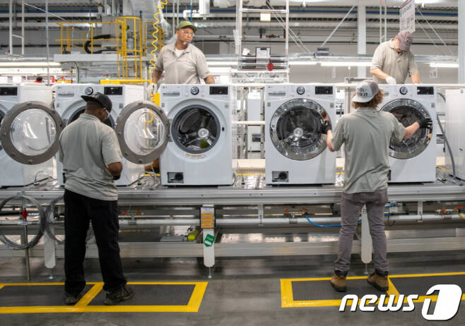 2019년 5월29일(현지시간) 미국 테네시주 클락스빌에 준공된 'LG전자 테네시 세탁기공장'에서 직원들이 세탁기를 생산하고 있다./사진=뉴스1(LG전자 제공)