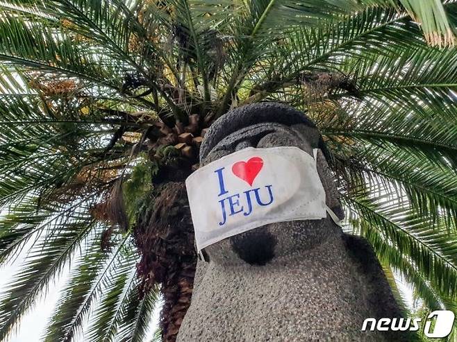 제주국제공항 내 돌하르방이 마스크를 쓰고 있다. /사진=뉴스1