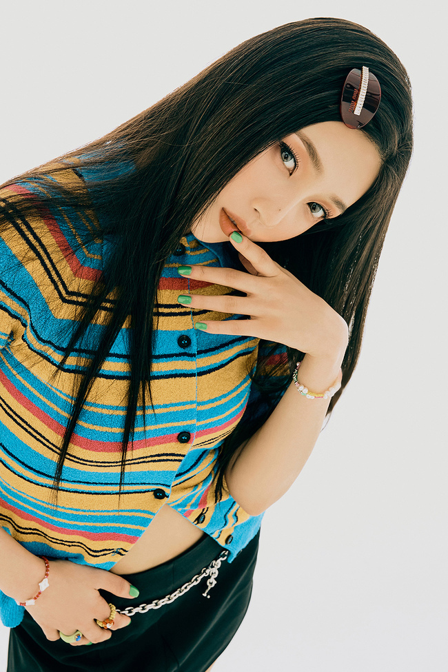 Solo debuting Red Velvet Joy is the title song Hi (Hello) which gives a charm like vitamins.Joy special album Hi (Hello) will be released on various music sites at 6 pm on May 31.It contains six remake songs reborn in Joys color, which will stimulate a wide range of generations of emotions.The title song Hi (Hello) is a modern rock genre remake of singer Park Hye-kyungs Hi released in 2003. It is enough to feel another charm from the original song because the hopeful lyrics to forget the difficult past and the cool vocals of Joy are harmonized with the cheerful brass performance.Mood sampler, track poster and teaser image that can meet the atmosphere of the title song Hi (Hello) in advance through the official SNS account of Red Velvet on the 20th were released and caught the attention with the image of a youthful Joy.In addition, mood samplers and track posters will be released sequentially, starting with the title song Hi (Hello), and various contents such as live clips and music video teaser videos will be shown, which will boost expectations for the new album.