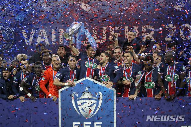 [생드니=AP/뉴시스]파리 생제르맹(PSG) 선수들이 19일(현지시간) 프랑스 생드니의 스타드 드 프랑스에서 열린 2020-21 쿠프 드 프랑스(프랑스 FA컵) 결승전에서 AS모나코를 2-0으로 꺾고 우승, 트로피를 들고 자축하고 있다. 킬리안 음바페는 1골 1도움으로 팀 우승을 이끌었고  포체티노 감독은 부임 이후 6개월 만에 2번째 우승컵을 들어 올렸다. 2021.05.20.
