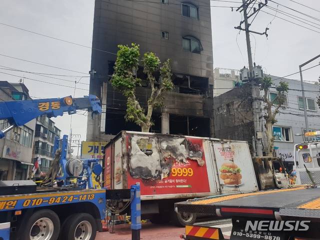 [서울=뉴시스]이준호 기자=20일 오전 11시께 서울 금천구 시흥동에서 5톤 차량이 교통사고 후 건물로 돌진하면서 불이 나 2명이 사망한 것으로 파악됐다.2021.05.20.photo@newsis.com