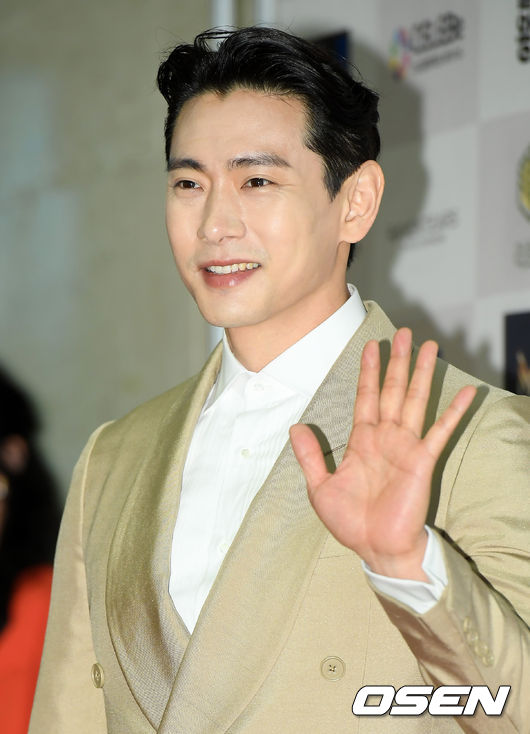 On the afternoon of the 20th, the 9th Korea Arts and Culture Festival Photo Wall event was held at Seoul Ramada Hotel in Seoul Gangnam District.Actor Teo Yooo poses as he steps on the red carpet