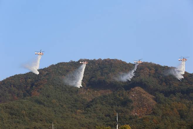 러시아에게 차관금액 대신 받은 Ka-32 헬기는 산림청, 소방, 해양경찰, 공군에서 운용되고 있다. 사진=산림청 산림항공본부