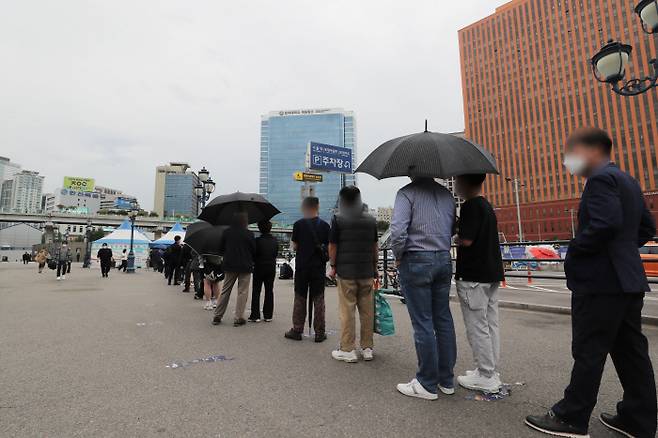 20일 서울역광장에 마련된 임시선별진료소에서 시민들이 코로나19 검사를 받기 위해 줄을 서 있다. 연합뉴스