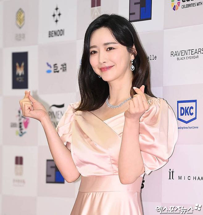 Actor Hong Soo-Ah poses at the red carpet event of 9th South Korea Arts and Culture Awards held at Seoul Samseong-dong Ramada Hotel on the afternoon of the 20th.