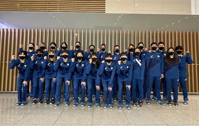 여자 배구 대표팀 선수단 여자배구 대표팀 선수들이 20일 2021 국제배구연맹(FIVB) 발리볼네이션스리그(VNL)가 열리는 이탈리아로 출국하기 전 인천국제공항에서 파이팅을 외치고 있다. [대한민국배구협회 제공. 재배포 및 DB 금지]