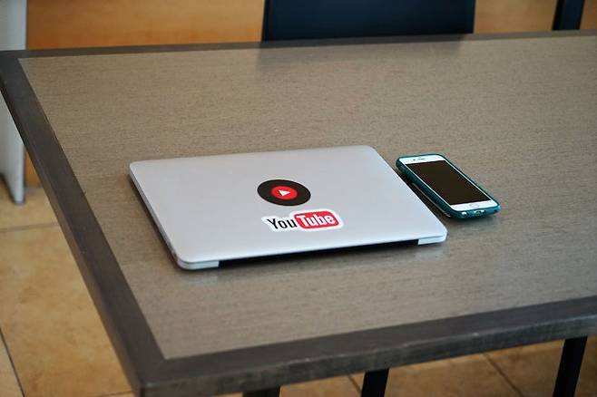 출처: 유튜브 본사 직원 누군가의 노트북…