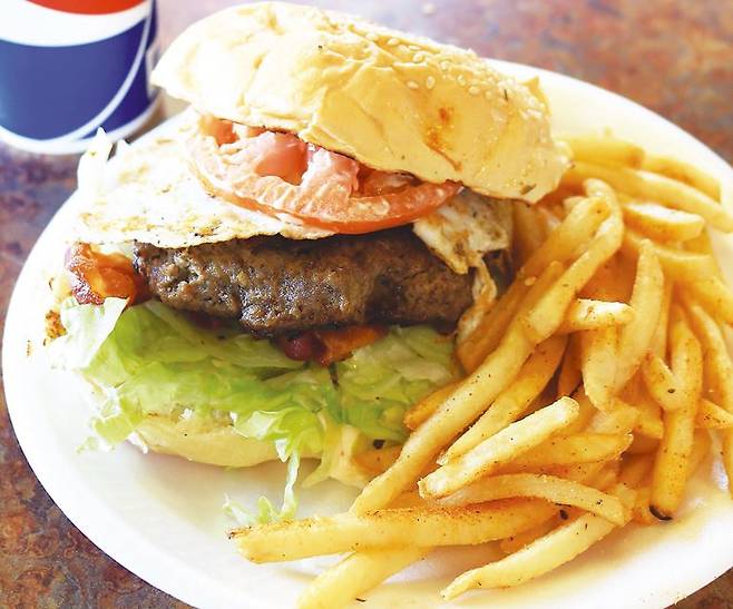 출처: 쿠테스 치즈 버거_<무작정 따라하기 괌>