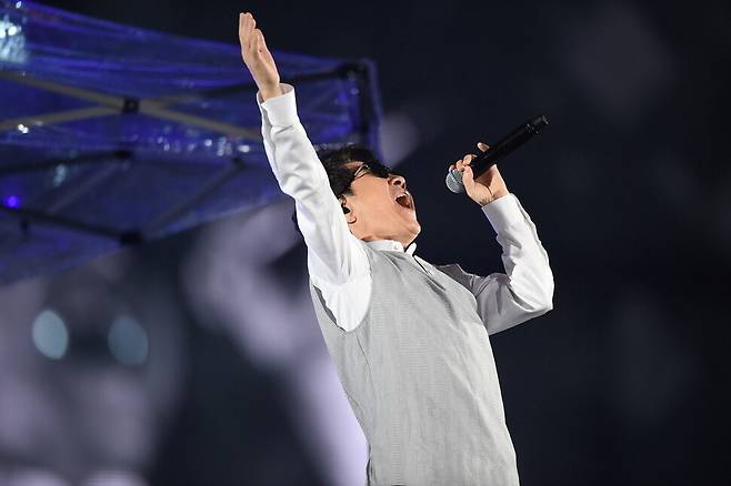 조용필이 2018년 5월12일 서울 올림픽주경기장에서 열린 조용필 50주년 기념 공연 ‘땡스 투 유’에서 노래하고 있다. 조용필 50주년 추진위원회 제공