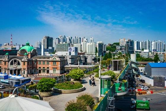 ‘서울로7017(서울역 고가 도로)’에서 서울역 옛 역사가 훤히 내려다보인다.