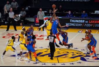 농구 경기시작을 알리는 점프볼은 축구에서 킥오프와 같은 개념으로 운영됐다. 점프볼은 농구 초창기와는 운영방법이 많이 달라졌다. 사진은 LA 레이커스와 오클라호마 썬더 경기모습.