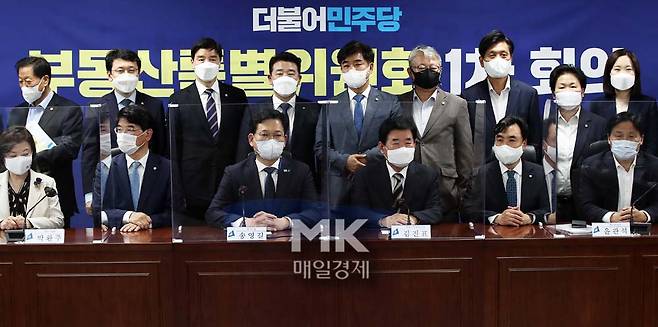 더불어민주당 송영길 대표(앞줄 왼쪽 세번째)와 김진표 부동산특별위원회 위원장(네번째)을 비롯한 의원들이 12일 오후 서울 여의도 국회 의원회관에서 열린 부동산특위 1차회의에서 기념촬영을 하고 있다.   2021.5.12  [한주형기자]