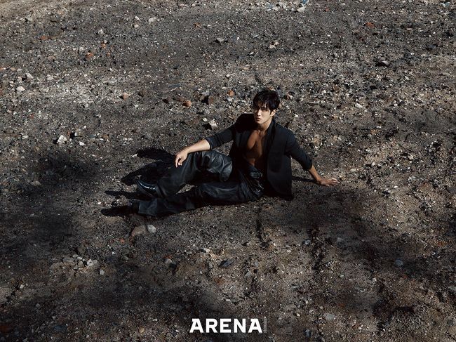 Actor Ahn Bo-hyun pictorial and interview have been released.In a photo titled MAN FROM EARTH, which was held in the June issue of Arena Homme Plus, Ahn Bo-hyun caught his eye with a light pose, hard forearms and clear abs under the hot sun.In Interview, Ahn Bo-hyun said, I am from Busan and have started to find things to heal in Taji alone. He also rode a bicycle from Seoul to Busan.People have changed their hobby as they get older, and they say they want to play golf, but Im still there, he said.I still like to sweat and sweat and wear my body. DIY type human Ahn Bo-hyun, who rolls his feet directly to Busan, converts the old car into a camping car, remodels the house directly, and cooks fishing, I feel an academic achievement feeling.I came to Seoul with my dream and I could not survive if I did not do it. Eleven years after his Trace at Seoul, he first started in Sinlim-dong, where he said, There were many early-year-olds from the provinces like me.I was so excited about them that I had never had a part-time job. I dreamt of Actor while running two jobs and three jobs. I cant lie, said Ahn Bo-hyun, who was plain and clear about his obscurity, because Im real. I cant tell you how I lived.I do not use it, I like to move my body hard, he said.This is me, said Ahn Bo-hyun, who has no qualms about showing off his own steam hobbies on his own YouTube channel.I want to be a person, and the image wrapped in veil does not fit me. I want to operate it as a channel that I can easily see without turning it off. He has been honest and hard, and says he believes in the power of words: It will work, it will work, it will work, it will always be as if he were always spelling out his necklace in the morning.I write this a lot in letters and autographs. Do as you wish. I hope it has led me and I hope it will continue.On the other hand, Ahn Bo-hyun, who is filming the cells of the original webtoon drama Yumi and finished shooting the Netflix drama My Name, said, If last year was the year when I announced Ahn Bo-hyun with Itaewon Clath and Cairo, this year will be a solid year to become an actor.I want to show you as soon as I have taken it hard. 