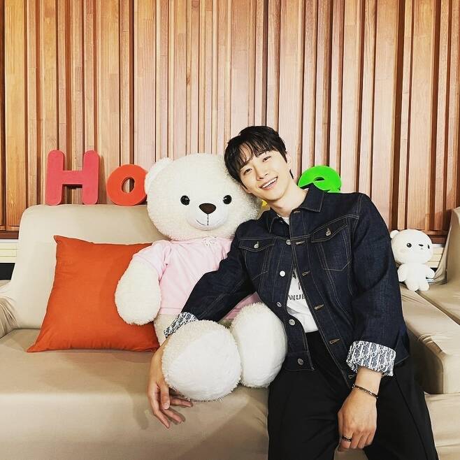 Group 2PM member and actor semi-ho encouraged I Live Alone shooter.Semi-ho posted two photos on his instagram on May 21 with an article entitled Lets go to the 11 oclock mbc I Live Alone Jungle house tonight.The photo shows a semi-ho taking a certification shot with the panels at the MBC entertainment I Live Alone studio.Earlier, semi-ho broke the military flag and raised expectations by foreseeing the re-appearance of I Live Alone in four years.On I Live Alone, which airs today (21st), semi-ho will invite his best friend, the Godseven camp, to his home and spend time together.Meanwhile, 2PM, which belongs to semi-ho, is preparing for a full comeback with the aim of June.