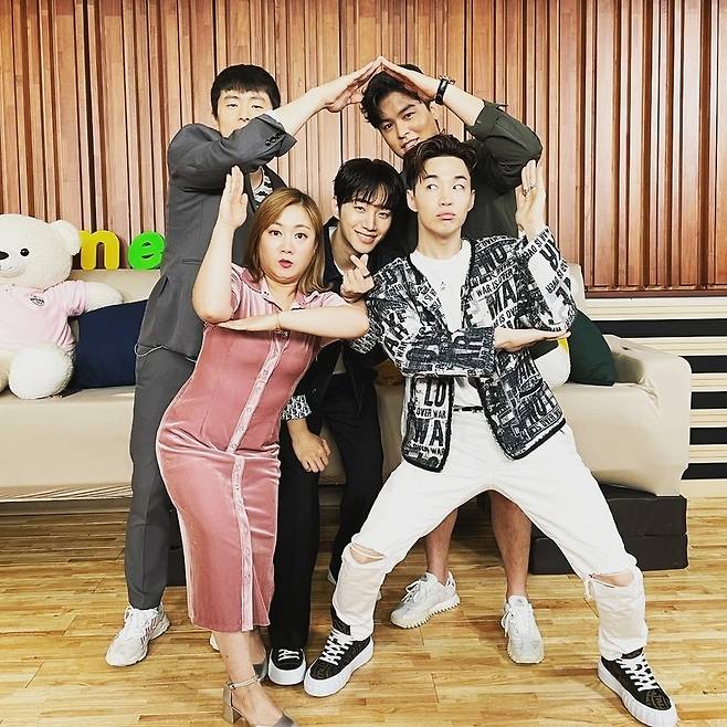 Group 2PM member and actor semi-ho encouraged I Live Alone shooter.Semi-ho posted two photos on his instagram on May 21 with an article entitled Lets go to the 11 oclock mbc I Live Alone Jungle house tonight.The photo shows a semi-ho taking a certification shot with the panels at the MBC entertainment I Live Alone studio.Earlier, semi-ho broke the military flag and raised expectations by foreseeing the re-appearance of I Live Alone in four years.On I Live Alone, which airs today (21st), semi-ho will invite his best friend, the Godseven camp, to his home and spend time together.Meanwhile, 2PM, which belongs to semi-ho, is preparing for a full comeback with the aim of June.