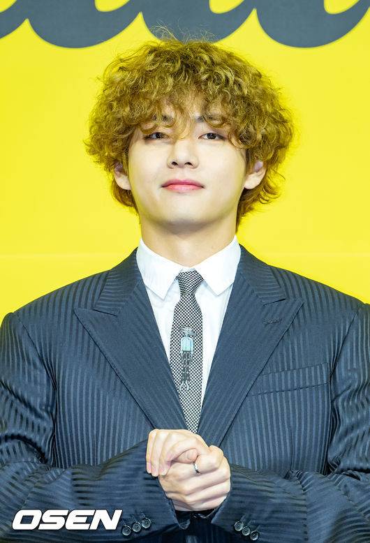 [OSEN=민경훈 기자]방탄소년단(BTS) 뷔가 무대 위에서 포토타임을 갖고 있다./ rumi@osen.co.kr
