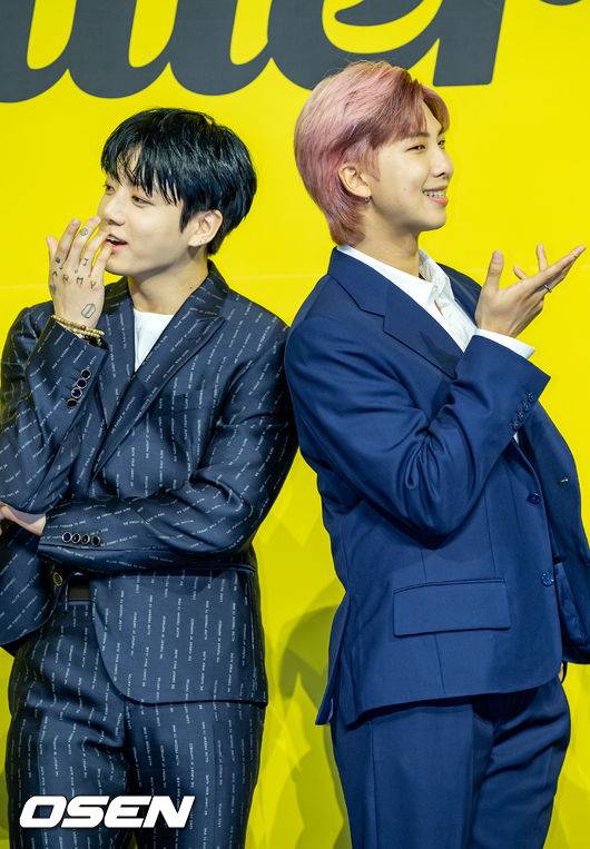 [OSEN=민경훈 기자]방탄소년단(BTS) 정국과 RM이 무대 위에서 포토타임을 갖고 있다./ rumi@osen.co.kr