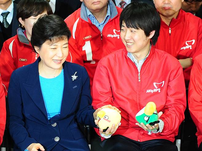 2012년 4월 11일 오후 서울 영등포구 여의도 새누리당사 19대 국회의원 선거종합상황실에서 이준석 비대위원이 박근혜 선대위원장에게 앵그리버드 인형을 건네고 있다. 뉴시스