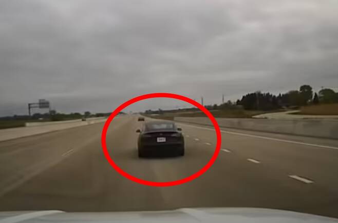 미국 일리노이주의 도로에서 적발된 테슬라 차량(사진). 운전자는 테슬라의 오토파일럿 기능을 켠 채 운전대 앞에서 잠이 들었다가 경찰에 적발됐다.