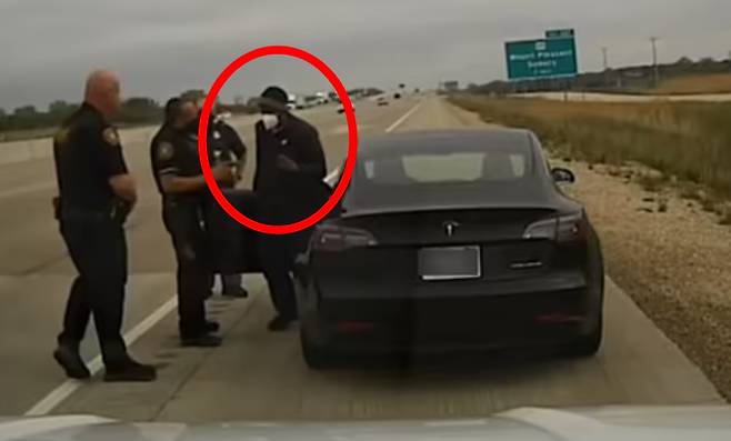 미국 일리노이주의 도로에서 적발된 테슬라 차량 운전자(사진). 운전자는 테슬라의 오토파일럿 기능을 켠 채 운전대 앞에서 잠이 들었다가 경찰에 적발됐다.
