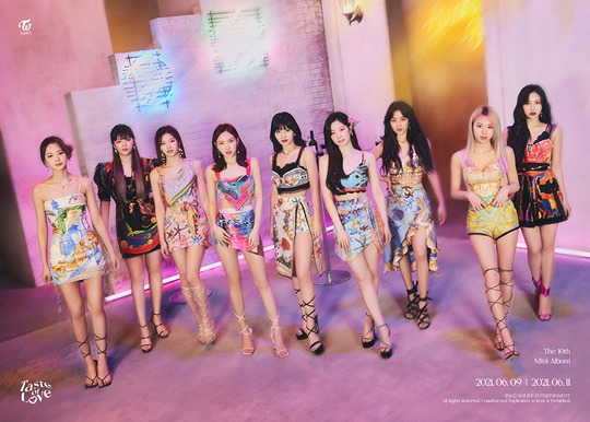 The new album Taste of Love (JJS Media Co., Ltd. City of London Love) concept of the group TWICE has finally been unveiled.JYP Entertainment posted three new mini album Taste of Love group Teaser images of TWICE on the official SNS channel at 0:00 on the 21st, and K-pop fan heart was hot.In this image, a clear and refreshing charm that makes TWICE expect a new summer song attracted attention with a good deal.The members who leaned on the blue old car gave a fresh smile as if they enjoyed the sunshine of the resort, and predicted the atmosphere of the new song with various elements such as colorful costumes and the effect of light spreading.Especially, fans around the world are looking forward to what song will decorate the summer of 2021 with those who created Dance The Night Away in July 2018 and MORE & MORE (More and More) in June 2020.Meanwhile, TWICE will release its title song soundtrack and music video at 6 p.m. on June 9 and officially release a new album at 1 p.m. (Eastern U.S. time 0 p.m.) on the 11th.Prior to this, we will show a time table with a comeback promotion schedule, open new album tising contents sequentially, and communicate with global fans.The new mini album Taste of Love, which has been in operation for about eight months since its second full-length album Eyes wide open (Aise wide open) last October, is on sale since the 10th.TWICE Photo LJYP Entertainment