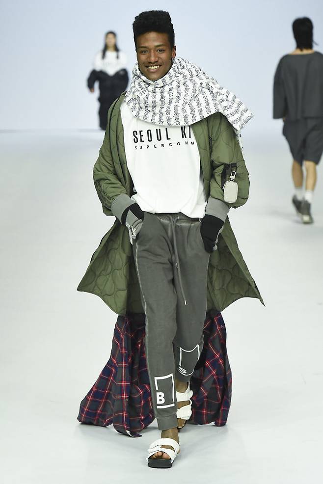 출처: 슈퍼콤마비 17FW