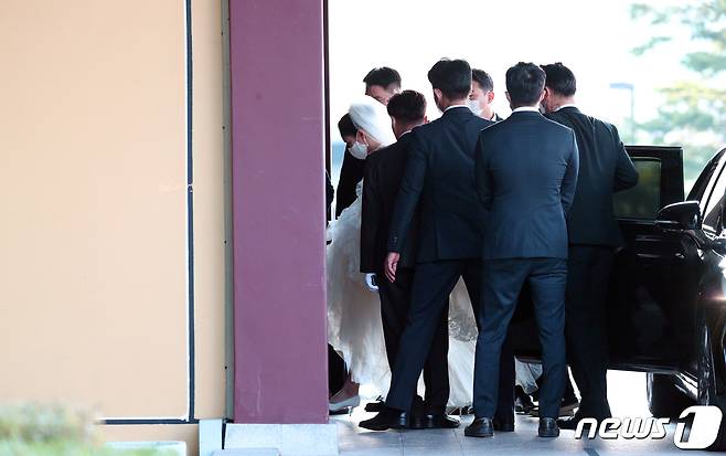 아모레퍼시픽 서경배 회장의 맏딸 민정씨와 홍석준 보광창업투자 회장의 장남 정환씨와의 결혼식 현장 사진. 2020.10.19/뉴스1