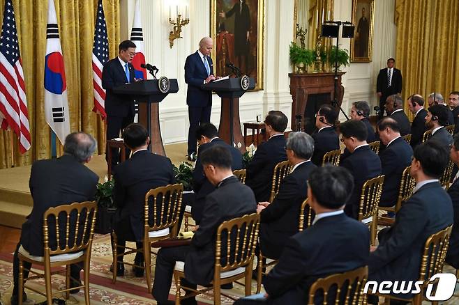 문재인 대통령과 조 바이든 미국 대통령이 21일(현지시간) 회담 뒤 백악관 이스트룸에서 공동 기자회견을 진행하고 있다. © AFP=뉴스1 © News1 최종일 기자