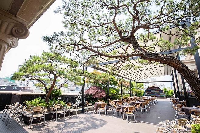 호텔프리마 스카이홀은 한강뷰와 유럽 스타일 인테리어가 조화를 이룬다