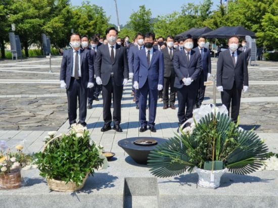 김정호 경남도당 위원장(가운데)과 김두관 국회의원(왼쪽 두번째)이 고 노무현 대통령 묘소를 참배하고 있다.