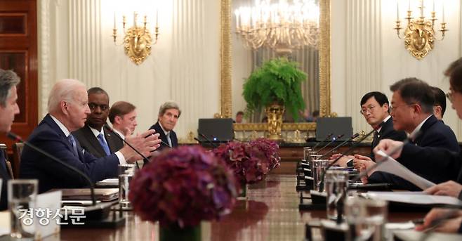 문재인 대통령과 조 바이든 미국 대통령이 21일 오후(현지시간) 백악관 국빈만찬장에서 확대회담을 하고 있다. 워싱턴/강윤중 기자
