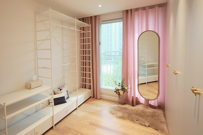 출처: <라운드거울><옷장선반> 등 제품정보 모아보기(▲이미지클릭)