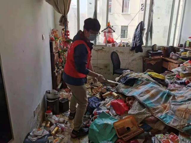 사진 위는 쥐를 사육한 중국 아파트 주민의 집, 아래는 쥐를 퇴치하기 위한 아파트 주민단체
