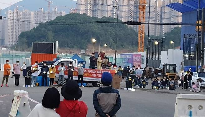'GTX-D 노선 반발' 인천 서구서 집회 (인천=연합뉴스) 22일 오후 인천시 서구 원당동 일대에서 경기 김포·인천 검단 시민들로 구성된 'GTX-D 강남직결 범시민대책위원회'가 수도권광역급행철도(GTX) D 노선의 서울 직결 등을 요구하며 촛불 집회를 하고 있다. 2021.5.22 [독자 촬영 제공. 재판매 및 DB 금지] goodluck@yna.co.kr