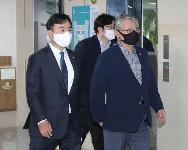 20일 오후 국회 의원회관에서 열린 더불어민주당 부동산특위 2차 전체회의에 참석하기 위해 윤관석(앞줄 왼쪽), 조응천(앞줄 오른쪽) 의원이 회의장으로 들어가고 있다. 오대근 기자