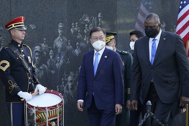문재인 대통령이 로이드 오스틴 미국방장관과 21일 오후(현지시간) 워싱턴 한국전 참전기념비 공원에서 열린 한국전 전사자 추모의 벽 착공식에 참석하고 있다. AP=연합뉴스