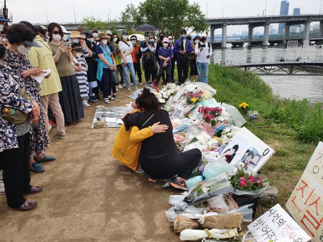 23일 오후 서울 반포한강공원 수상택시 승강장 인근에서 열린 고(故) 손정민씨 추모 집회에서 시민들이 오열하고 있다. 연합뉴스